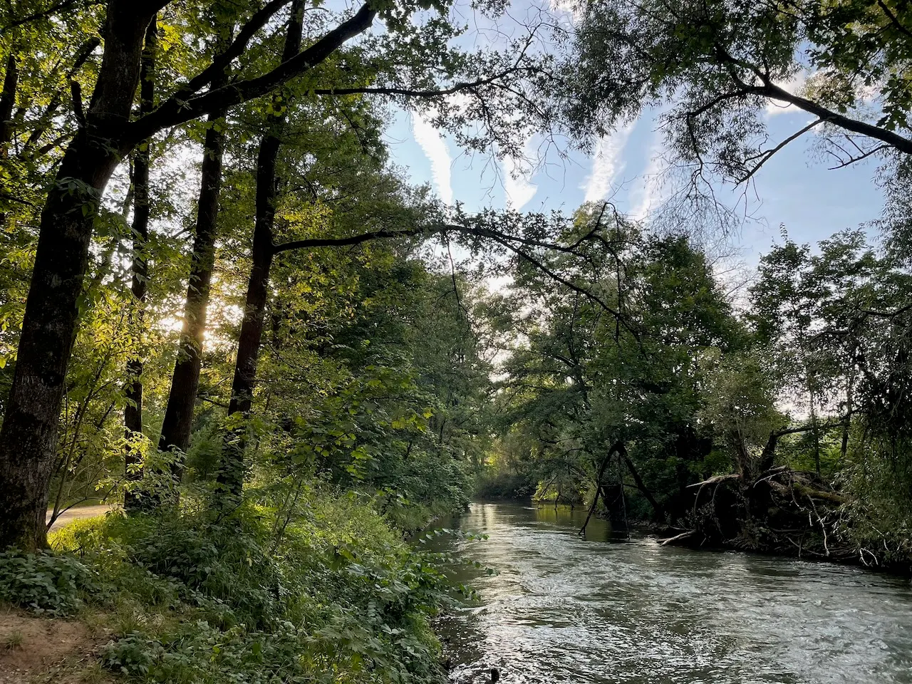 Path along the Pegnitz river in eastern Nuremberg in the evening light